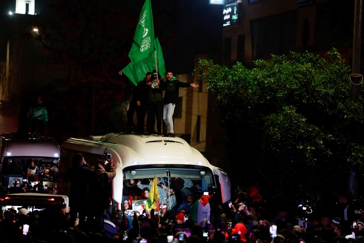Israel liberó a los primeros 90 detenidos palestinos tras el acuerdo con Hamas. Reuter