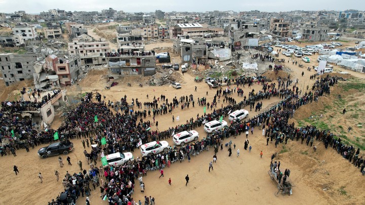 Caravana de la entrega de cadáveres de personas secuestradas por Hamas. Fuente: REUTERS