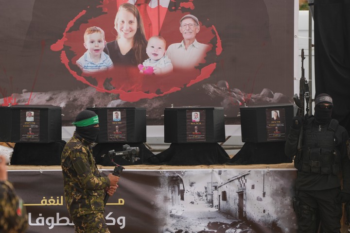 Los restos entregados el jueves por Hamas. Luego se supo que los que correspondían a Shiri Bibas eran, en realidad, de una gazatí. Foto AP