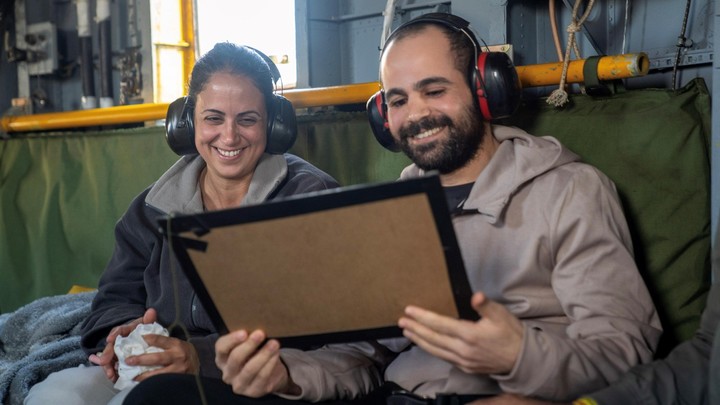 El rehén Yarden Bibas, junto a su hermana en el helicóptero, camino al hospital miliar el 1 de febrero cuando fue liberado. Fuente: FDI
