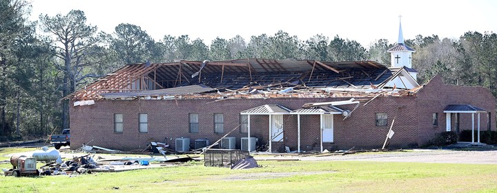 Un techo fue arrancado parcialmente y un edificio de almacenamiento fue destruido en la Iglesia Bautista Misionera de Belén en Darbun, Mississippi.
Foto EFE