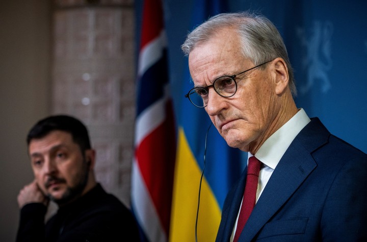El premier noruego Jonas Gahr y el presidente ucraniano Volodimir Zelensi en Oslo. Foto Reuters