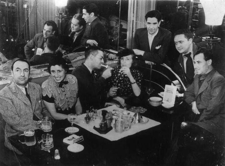 París, 1937: Pablo Neruda, Amparo Mom (primera esposa de Tuñón), Emile Savitry (fotógrafo), Delia del Carril (pintora argentina casada con Neruda) y González Tuñón entre otros escritores.