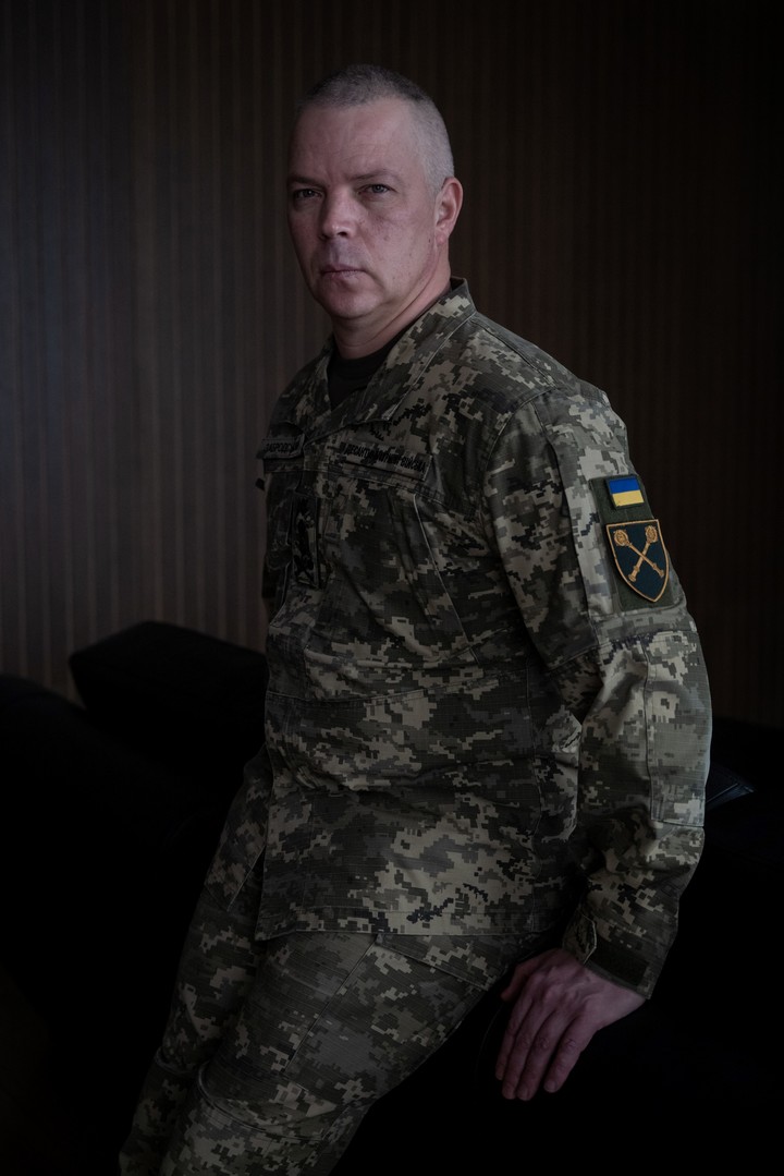 El teniente general Mykhaylo Zabrodskyi, figura clave en la colaboración militar ucraniana con el Pentágono, en Kiev, el 3 de marzo de 2025. Según un informe del New York Times, una amplia labor de recopilación de información de inteligencia estadounidense orientó la estrategia de combate ucraniana a gran escala y canalizó información precisa sobre objetivos a los soldados sobre el terreno. (Nicole Tung/The New York Times)