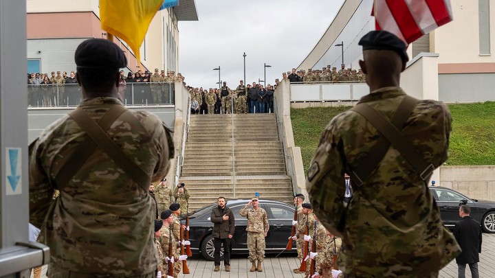 El general Christopher Cavoli, jefe del Mando Europeo de Estados Unidos y comandante supremo aliado de la OTAN, en el centro a la derecha, recibe al presidente ucraniano Volodymyr Zelenskyy en Wiesbaden, Alemania, el 14 de diciembre de 2023. Según un informe del New York Times, un vasto esfuerzo estadounidense de recopilación de información orientó la estrategia de combate ucraniana a gran escala y transmitió información precisa sobre objetivos a los soldados sobre el terreno. (Susanne Goebel/U.S. European Command vía The New York Times)