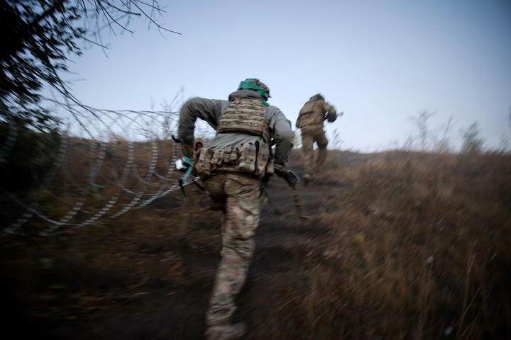 Soldados de infantería de la 28ª Brigada Mecanizada luchan bajo el fuego de mortero entrante, en una posición de primera línea a las afueras de Toretsk, Ucrania, 9 de octubre de 2024. Según un informe del New York Times, una amplia labor de recopilación de información de inteligencia estadounidense orientó la estrategia de combate ucraniana a gran escala y canalizó información precisa sobre los objetivos hasta los soldados sobre el terreno. (Tyler Hicks/The New York Times)