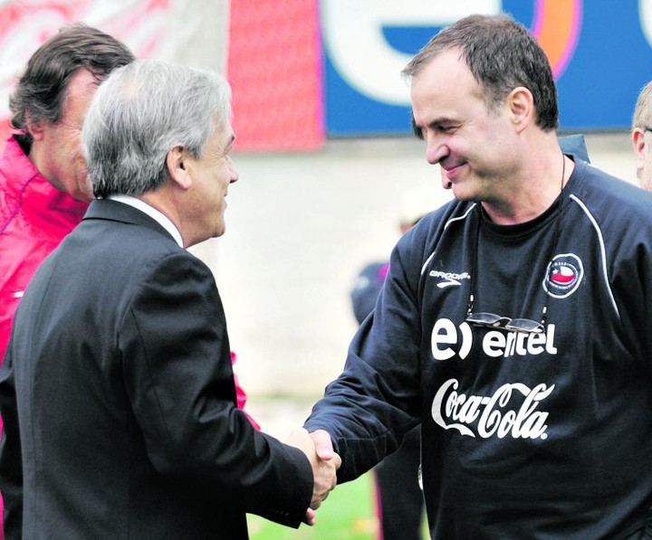 El saludo entre Piñera y Bielsa, antes del Mundial 2010. Tiempo después, el rosarino le negó el apretón de manos en el Palacio de la Moneda. 
