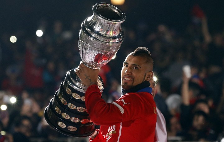 Arturo Vidal levanta la Copa América. La era Bielsa fue el impulso para los campeonatos que llegaron después de él.
