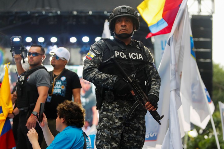 Un policía vigila durante el cierre de campaña de Luisa González en Guayaquil, el jueves. Foto: EFE 