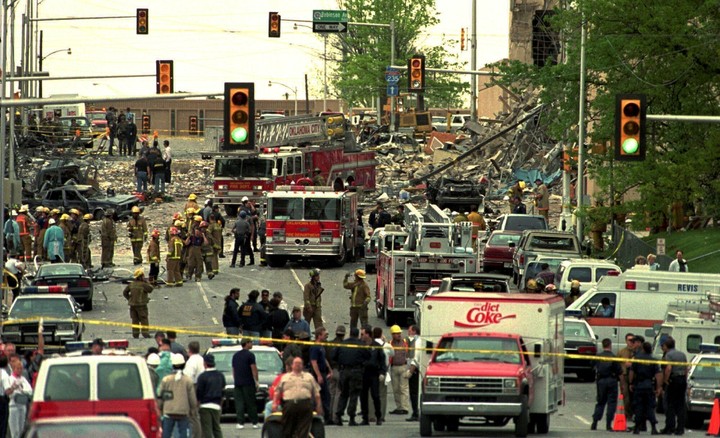 Bomberos, ambulancias y ciudadanos en shock, tras el atantado terrorista de abril de 1995 en Oklahoma City. Foto: AP 