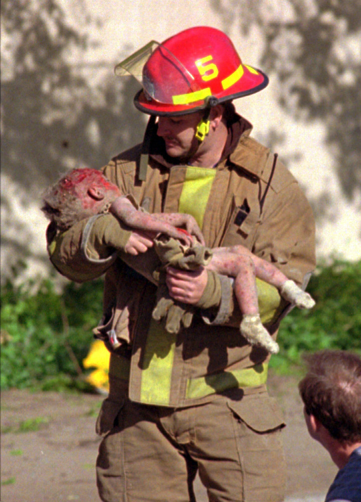 Una foto emblemática del feroz atentado terrorista de 1995 en Oklahoma, Estados Unidos. Foto: AP 
