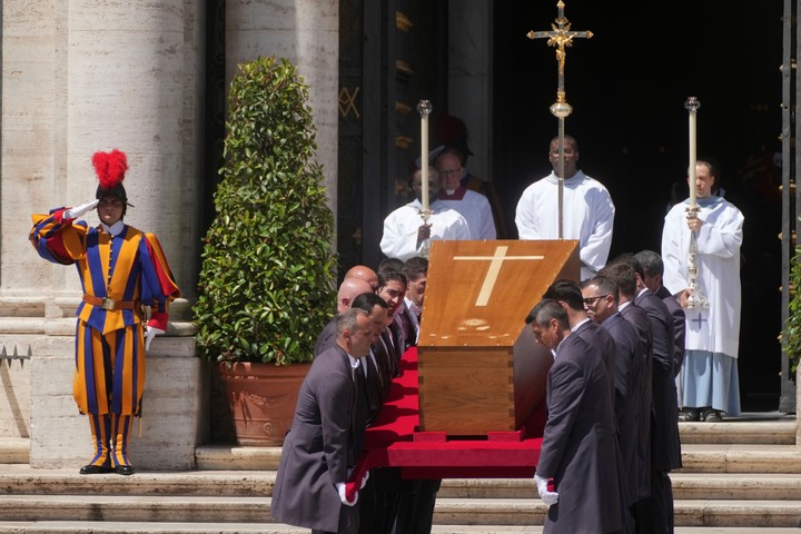 El féretro del papa Francisco llega a la Basílica de Santa María la Mayor en Roma el sábado 26 de abril de 2025. (Foto AP/Francisco Seco)