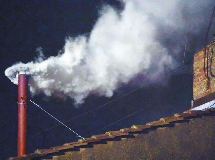 El color del humo de la chimenea de la Capilla Sixtina indicará cuando haya nuevo Papa. 
