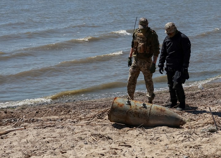 Militares ucranianos cerca de una bomba aérea rusa de alto explosivo de 500 kg detectada en el área del corredor de transporte del Mar Negro. Foto Reuters