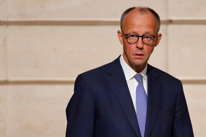 El nuevo canciller alemán, Friedrich Merz, viajó a Francia en su primer viaje al exterior desde que fue confirmado en el cargo. Foto: EFE  