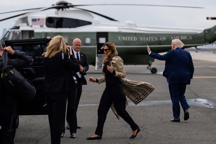 El Sr. y la Sra. Trump tomaron caminos separados tras asistir al funeral del Papa Francisco. Foto Eric Lee/The New York Times