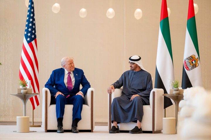 Donald Trump sigue su gira por el Golfo Pérsico. Este jueves se reunió con el presidente de Emiratos Árabes, Sheik Mohamed bin Zayed Al Nahyan  en Abu Dhabi. Foto: EFE