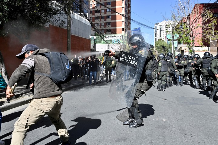 La Policía Boliviana reprimió en las afueras del Tribunal Electoral a militantes de Evo Morales que buscan que se acepte su candidatura, por fuera de la constitución. Foto Reuters/Claudia Morales. 
