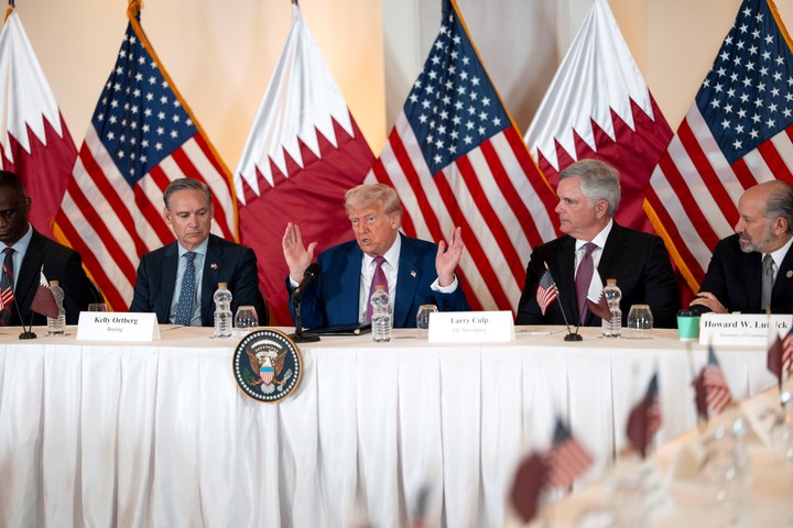 El presidente Donald Trump es flanqueado por Kelly Otberg, director ejecutivo de Boeing, izquierda, y Larry Culp, director ejecutivo de General Electric, mientras se reúne con líderes empresariales en Doha, Qatar, el jueves 15 de mayo de 2025. Las delegaciones ucraniana y rusa llegaron a diferentes ciudades de Turquía el jueves, por lo que no estaba claro si realmente se reunirían entre sí; Trump había dicho anteriormente que podría viajar a Turquía el viernes "si pasaba algo." (Doug Mills/The New York Times)