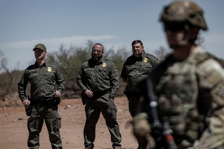 Los soldados en la frontera también trabajan para apoyar a la Patrulla Fronteriza y a las fuerzas de seguridad locales. Foto de Adriana Zehbrauskas para The New York Times.
