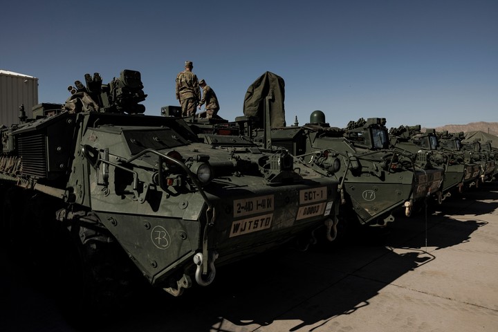 La pieza central del apoyo militar terrestre son los más de 100 vehículos de combate Stryker. Foto de Adriana Zehbrauskas para The New York Times.