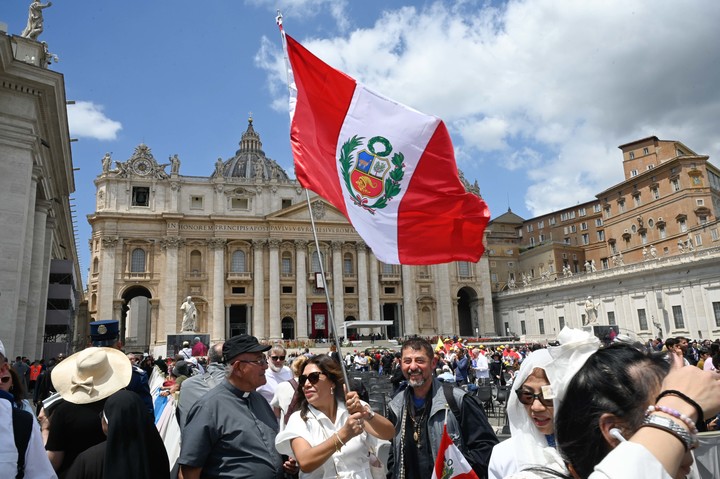 Una bandera de Perú, en la plaza San Pedro. Foto: Víctor Sokolowicz 
