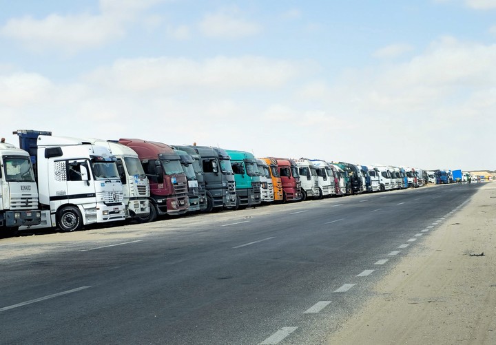 "Toneladas de comida bloqueadas en la frontera" en Egipto. Foto: Reuters