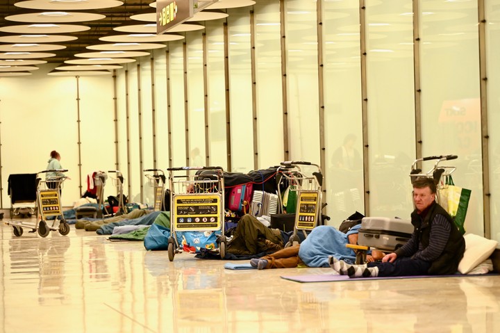 Cerca de 500 personas fueron trasladadas a un entrepiso de la T4 de Barajas. Foto: Cézaro De Luca