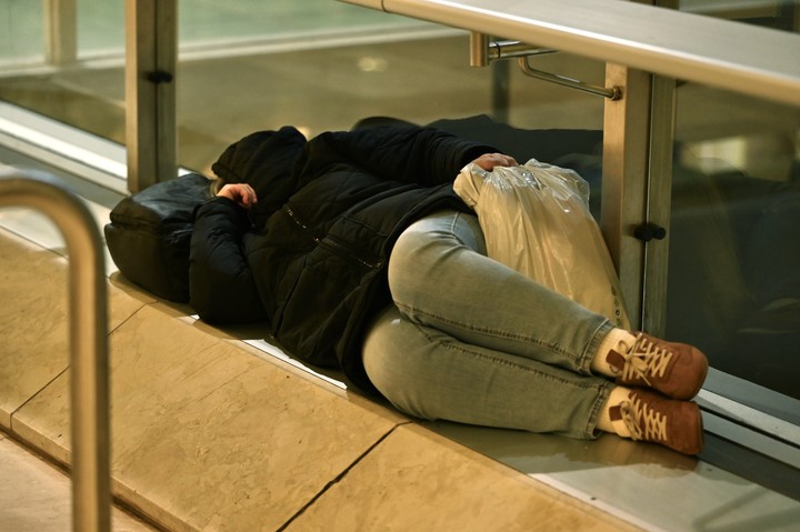 Personas sin hogar duermen en el aeropuerto de Barajas. Foto: Cézaro De Luca