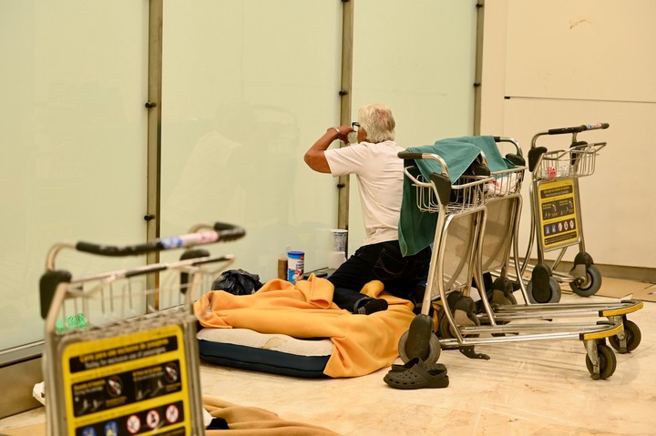 Para hacerse un lugar donde dormir, muchos utilizan los carritos del aeropuerto. Foto: Cézaro De Luca