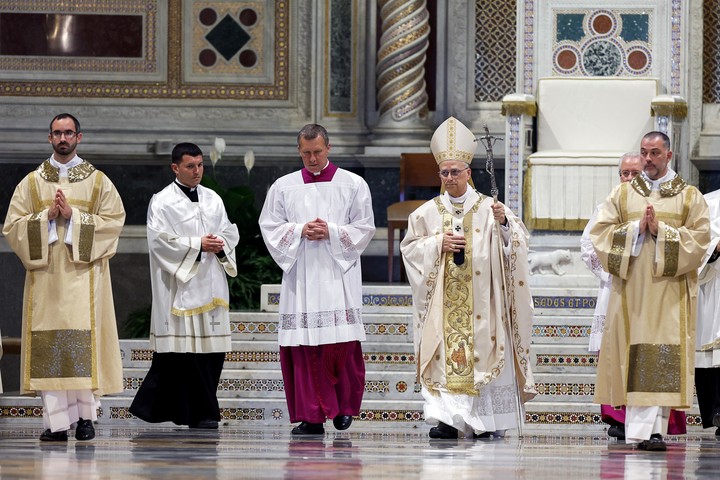El Papa León XIV asiste a la misa durante la toma de posesión de la Basílica de San Juan de Letrán, en Roma, Italia. Foto Reuters