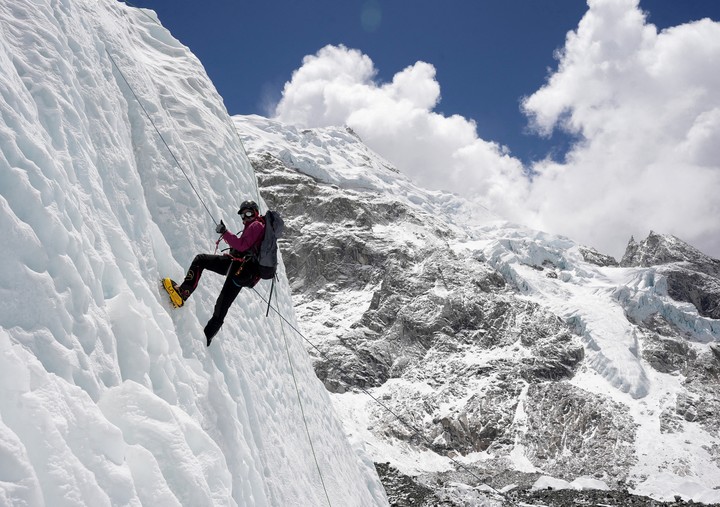 Un alpinista se agarra a la cuerda durante una sesión de escalada en hielo en el campo base del Everest, Nepal 15 de abril de 2025. REUTERS/Purnima Shrestha 