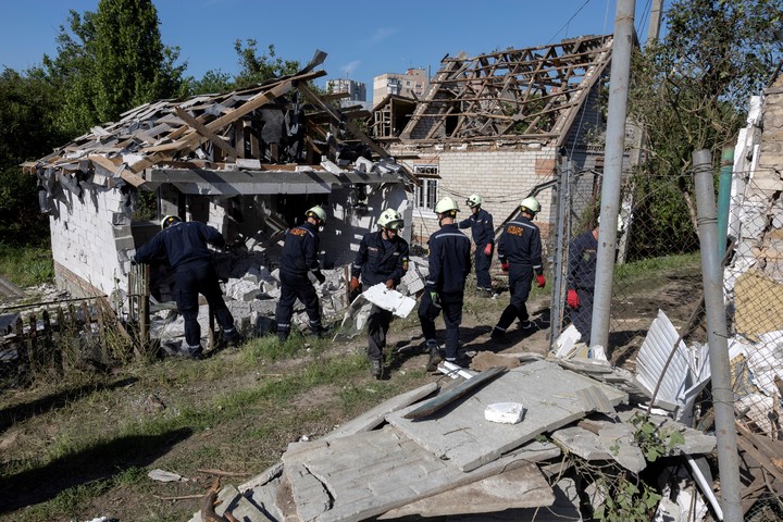 Trabajadores de emergencia retiran los escombros de una casa particular que resultó dañada por un ataque con drones rusos, en medio del ataque de Rusia a Ucrania, en Zaporiyia, Ucrania. Foto Reuters