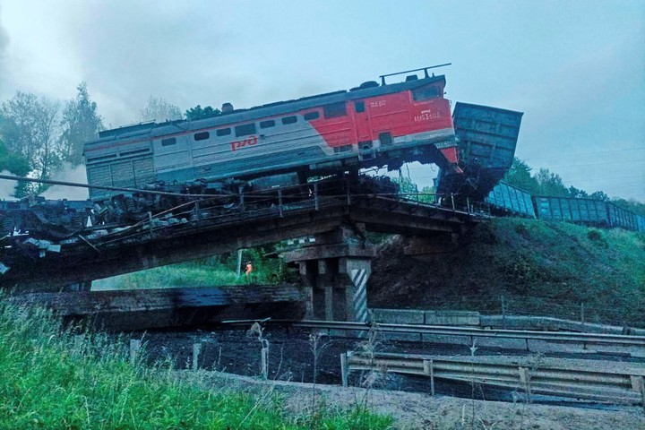 Un puente dañado tras el accidente de un tren de carga en la región rusa de Kursk, fronteriza con Ucrania. Foto AP