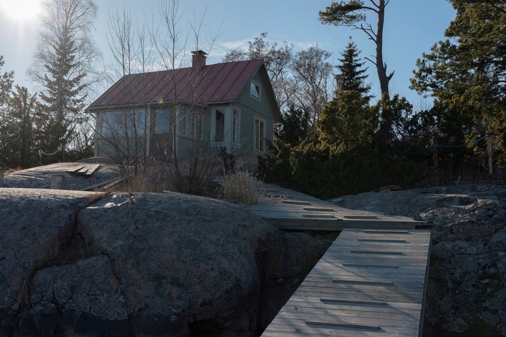 Elias Andersson dispara a un blanco con su arma impresa en 3D en las Islas Åland, Finlandia, marzo de 2025. Este remoto archipiélago ofrece un ejemplo de cómo la tecnología de armas de fuego, desarrollada en EE. UU., se difunde entre los aficionados. (Loulou d'Aki/The New York Times)
Elias Andersson en su taller con el diseño de un componente del rifle Printax que diseñó en las Islas Åland de Finlandia, marzo de 2025. Este remoto archipiélago ofrece un ejemplo de cómo la tecnología de armas de fuego, desarrollada en EE. UU., se difunde entre los aficionados. (Loulou d'Aki/The New York Times)
Una de las cabañas de la familia de Elias Andersson en las Islas Åland, Finlandia, marzo de 2025. Este remoto archipiélago ofrece un ejemplo de cómo la tecnología de armas de fuego, desarrollada en Estados Unidos, se difunde entre los aficionados. (Loulou d'Aki/The New York Times)