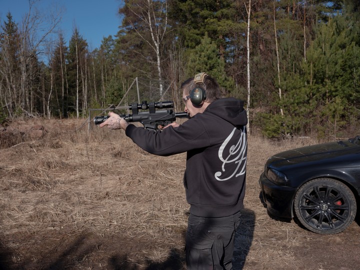 Elias Andersson dispara a un blanco con su arma impresa en 3D en las Islas Åland, Finlandia, marzo de 2025. Este remoto archipiélago ofrece un ejemplo de cómo la tecnología de armas de fuego, desarrollada en EE. UU., se difunde entre los aficionados. (Loulou d'Aki/The New York Times)