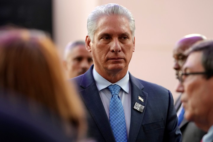 El presidente de Cuba, Miguel Díaz-Canel, anunció un tarifazo a la telefonía móvil "para evitar un colapso tecnológico". Foto AP/Peter Dejong. 