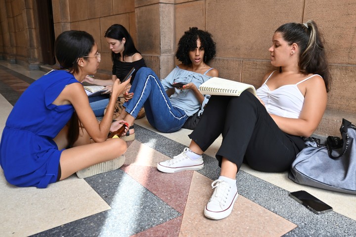 Estudiantes de la Universidad de La Habana usando sus celulares. Foto AP/Jorge Luís Baños. 