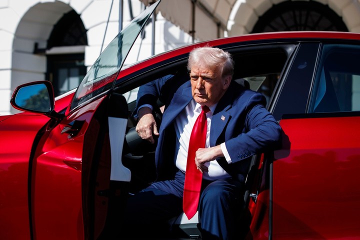 Donald Trump sale de un auto eléctrico Tesla de la empresa de Musk en el inicio de la relación especial entre los dos magnates. Foto Bloomberg 