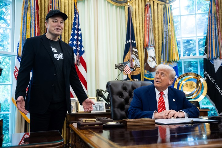 Donald Trump y Elon Musk en una conferencia de prensa en el Despacho Oval. Foto: EFE/ Francis Chung.