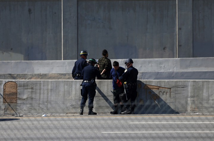 Lo más preocupante para los funcionarios estatales y municipales, los expertos legales y los demócratas en el Congreso fue el envío de infantes de marina en servicio activo. Foto Reuters
