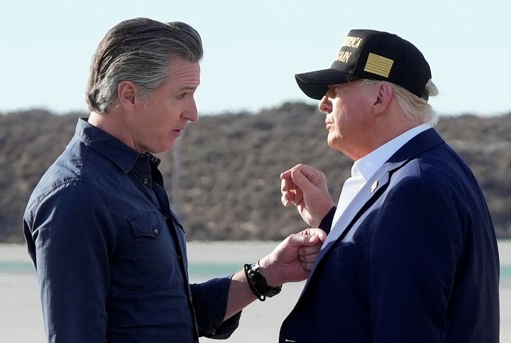 El presidente Donald Trump conversa con el gobernador de California, Gavin Newsom, tras llegar en el Air Force One al Aeropuerto Internacional de Los Ángeles, el 24 de enero de 2025. Foto AP