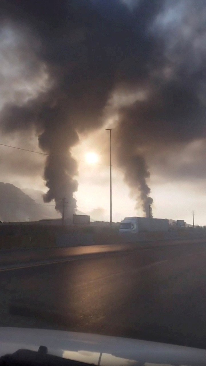 Humo negro tras el impacto de misiles israelíes en Kermanshah, Irán, este viernes, en una imagen de video compartida en redes sociales. Foto: REUTERS   