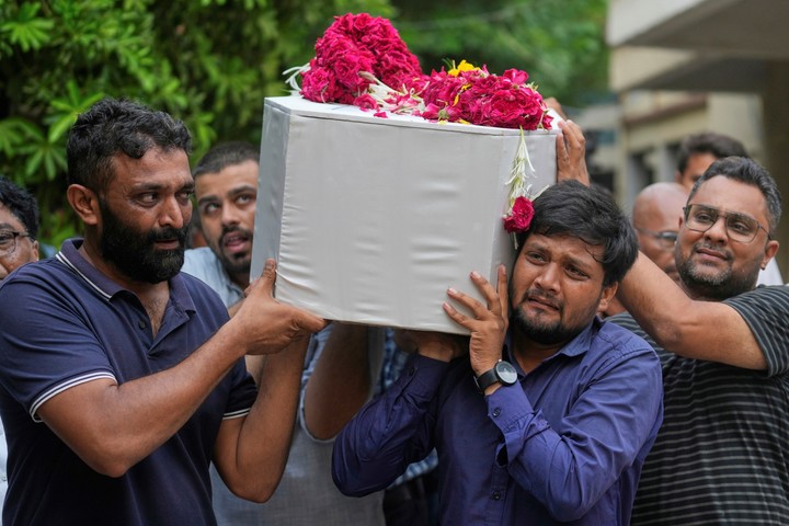 Entre los pasajeros se encontraba Arjun Patoliya, padre de dos niñas, que había viajado a India para esparcir las cenizas de su esposa, fallecida unas semanas antes. Foto Reuters