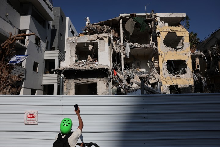 Un edificio dañado por un ataque de Irán en Tel Aviv, Israel. Foto: EFE  