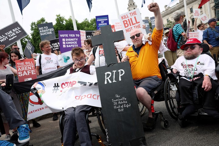 Una protesta en contra del proyecto de ley de muerte asistida, fuera del Parlamento británico, donde hoy se aprobó. Foto Reuters.