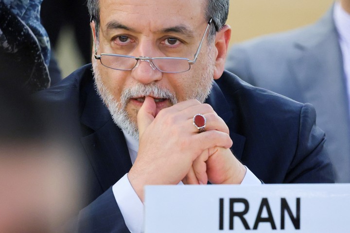 El canciller iraní Abbas Araghchi, rechazó dialogar con EE.UU. mientras Israel siga atacando al país persa. Foto: REUTERS  