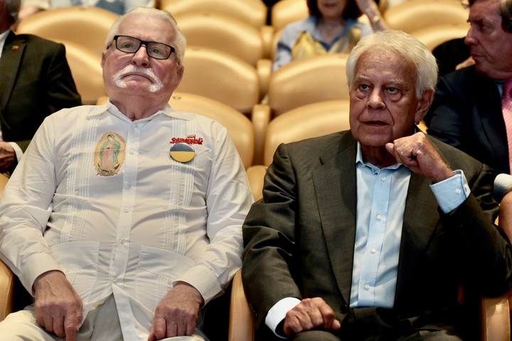 El ex presidente español, Felipe González (derecha) habló con Clarín sobre la crisis en España, en un encuentro con Lech Walesa, ex presidente polaco. Foto: Cézaro De Luca