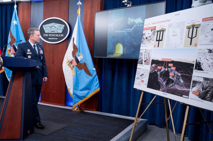 El jefe del Estado Mayor Conjunto de EE.UU., general Dan Caine, muestra un poster sobre el sitio nuclear de Fordow, en Irán. Foto: AP 