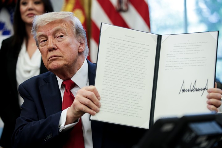Donald Trump, con un decreto sobre el uso de inteligencia artificial. Foto: BLOOMBERG  